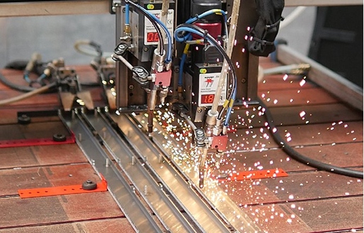 Neue Bolzenschweißanlage mit Mehrkopftechnik