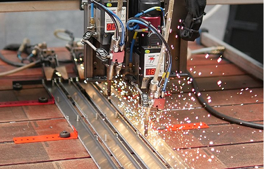 Neue Bolzenschweißanlage mit Mehrkopftechnik